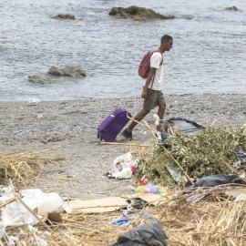 Imágenes del desalojo del campamento improvisado en Ceuta en la playa del Trampolín.