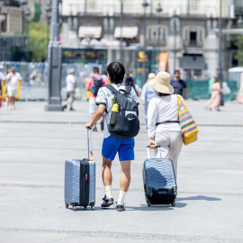 Turistas con maletas en Madrid, en una imagen de archivo.