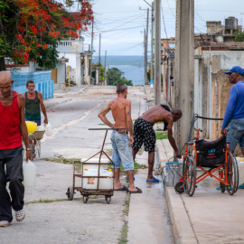 Cubanos recogiendo agua potable en Matanzas (Cuba).