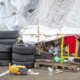 Migrantes acampados en las naves del Tarajal, a 21 de agosto de 2026, en Ceuta.