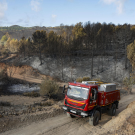 Unidad de bombero en la zona calcinada por el incendio de Sagorbe.