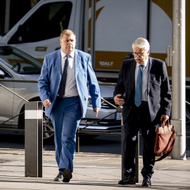 Imagen de archivo de Juan Manuel Serrano junto a su letrado a la entrada de la Audiencia Nacional.