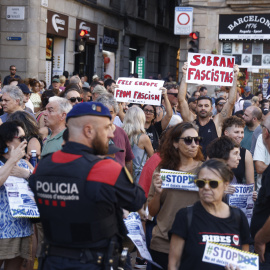 Las plataformas antifascistas de Barcelona celebran una manifestación en la plaza Sant Jaume de Barcelona, donde más tarde está prevista una concentración organizada por el movimiento Save Europe Act.