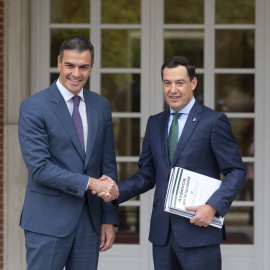 Pedro Sánchez en un apretón de manos con Moreno Bonilla en La Moncloa en una imagen de archivo.