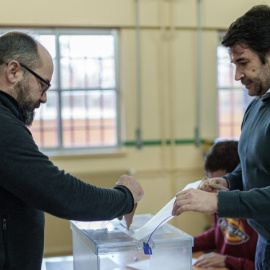Ciudadano ejerciendo su derecho al voto en una imagen de archivo.