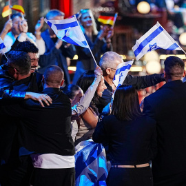 Noam Bettan, de Israel, celebra tras la primera semifinal del 70.º Festival de Eurovisión con sede en Viena.