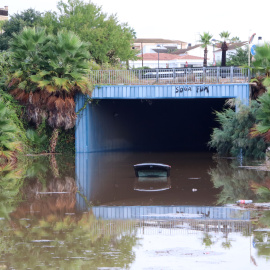 Un cotxe cobert d'aigua en un pas subterrani a tocar del càmping Sirena Dorada de Creixell  (22 d’agost del 2026)