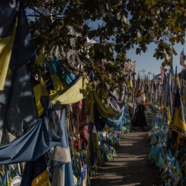 Una mujer visita el memorial improvisado en honor a los soldados ucranianos y extranjeros caídos durante el Día de la Independencia de Ucrania, en la plaza de la Independencia de Kiev, el 24 de agosto de 2026.