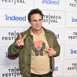 Mark Ruffalo asiste al estreno de "Hal & Harper" en 2025 con una camiseta en la que puede leerse 'Compassion has no borders'.