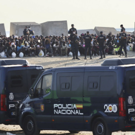 Migrantes aguardan antes de ser trasladados al nuevo centro provincial instalado en Ceuta.