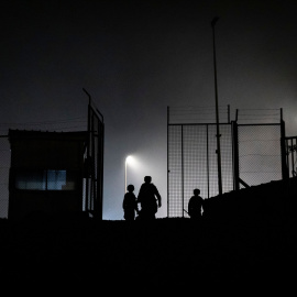Agentes de seguridad armados en el paso fronterizo de El Tarajal, 1 de agosto de 2026, en Ceuta.