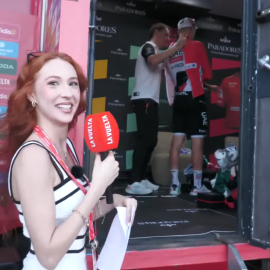 La 'influencer' Erola Jons durante la cobertura de La Vuelta para RTVE.