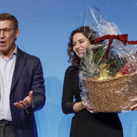 Alberto Núñez Feijóo e Isabel Díaz Ayuso, en la cena de Navidad del PP en 2023. SERGIO PÉREZ / EFE
