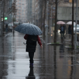 Una persona con paraguas para protegerse de la lluvia en Pontevedra, en una imagen de archivo.