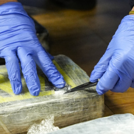 Un fardo de cocaína incautado en una operación conjunta de la Policía y la Guardia Civil.