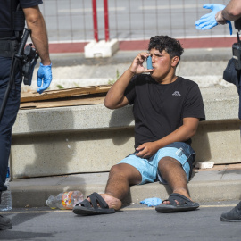 La Policía Nacional en Ceuta atiende a un joven con asma.