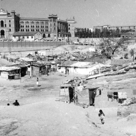 Un barrio de chabolas en el Madrid de la década de 1950 junto a la plaza de toros de Las Ventas.