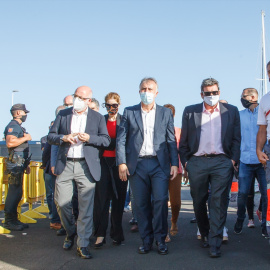 Ángel Víctor Torres, cuando era presidente de Canarias, durante su visita al Muelle de Arguineguín, en Gran Canaria a 9 de octubre de 2020