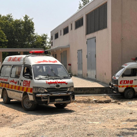 Ambulancias esperan frente al hospital del Instituto de Ciencias Médicas de Pakistán (PIMS) tras el incendio.