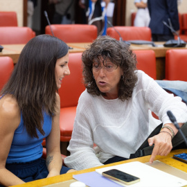 La portavoz de Podemos en el Congreso, Ione Belarra (i), y la diputada de ERC, Teresa Jordà (d).