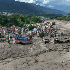 Vista aérea de las viviendas dañadas en Trishuli Bazar tras la riada.