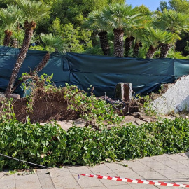 El muro que se desplomó en Roda de Berà, hiriendo gravemente a una mujer y su hija de 18 años.