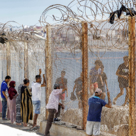 Ciudadanos marroquíes en la frontera mientras unos jóvenes migrantes regresan el 2 de agosto de 2026.