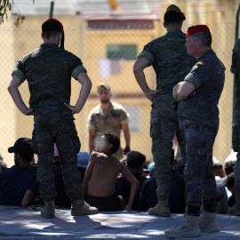Un niño migrante mira a militares en Ceuta a 2 de agosto de 2026.