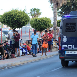 Migrantes aguardan en los alrededores del centro de acogida de Loma Colmenar, en Ceuta, a 27 de agosto de 2026.