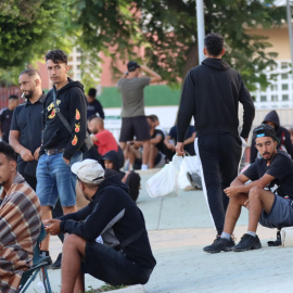 Migrantes acampan en Ceuta este jueves.