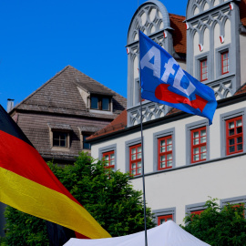 Banderas de Alemania y de la AfD ondeando durante un evento de campaña de Ulrich Siegmund en Sajonia-Anhalt, Alemania.