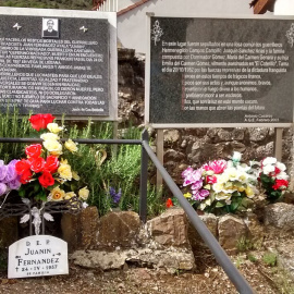 Tumba de uno de los últimos maquis, Juan Fernández Ayala, junto a la fosa común con otros represaliados del franquismo.