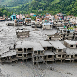 Casas destrozadas tras la riada en Nepal el 27 de agosto de 2026.