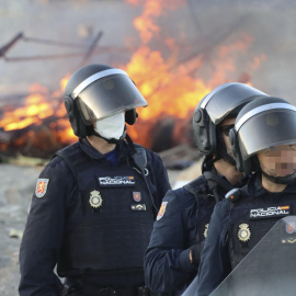 Presencia policial para evitar que continúen los incendios en las chozas constituidas por los migrantes en la playa del Trampolín este jueves en Ceuta.