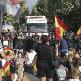 Sentada con la que una concentración de unos 50 ceutis han bloqueado el paso de un convoy de Cruz Roja que iba a dar comida a los migrantes que permanecen en la playa de Ceuta al grito de "Cruz Roja es una mafia".