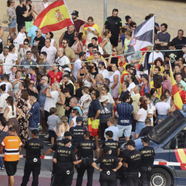 La Policía impide a los manifestantes que bloqueen un camión de la Cruz Roja en Ceuta.