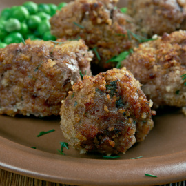 Receta de albóndigas holandesas servidas con puré de patatas.