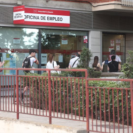 Varias personas hacen cola en una Oficina de Empleo en Madrid.