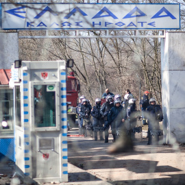EuropaPress_2683454_01_march_2020_turkey_pazarkule_greek_policemen_stand_guard_while_migrants