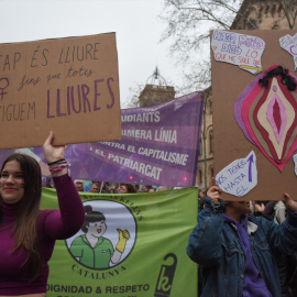 Varias personas sostienen pancartas durante la manifestación de la Assemblea 8M, a 8 de marzo de 2025, en Barcelona, Catalunya (España).