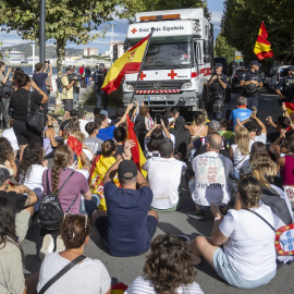Varias personas detienen un camión de la Cruz Roja durante una manifestación para protestar en Ceuta.