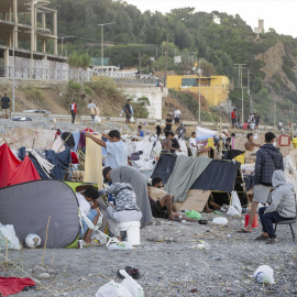 Personas en la Playa del Trampolín de Ceuta, este viernes.