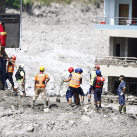 Rescatistas haciendo labores de socorro en Nuwakot (Nepal) tras la riada.