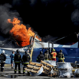 Bomberos haciendo labores de extinción tras el ataque ruso cerca de Kiev.