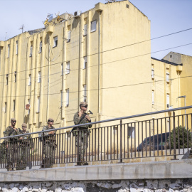 Militares patrullando el barrio de Loma Colmenar en la ciudad de Ceuta .