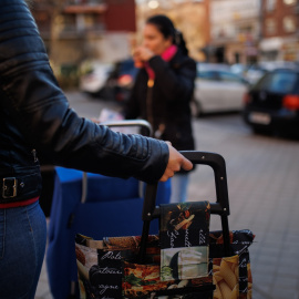 Imagen de archivo de mujeres con carros de la compra.