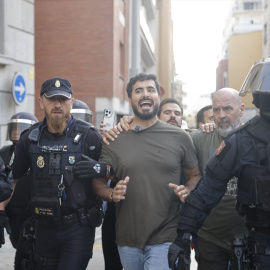 El eurodiputado y agitador ultra, Alvise Pérez, escoltado por la Policía tras el rechazo del pueblo ceutí.