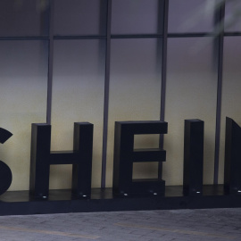 Foto de archivo del logo de Shein en un edificio en Guangdong, China.