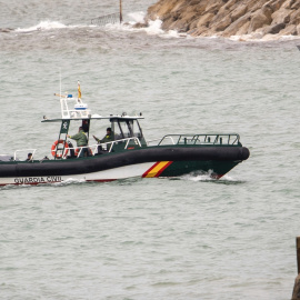 Una patrulla del Servicio Marítimo de la Guardia Civil frente a la playa del Tarajal (Ceuta), en una imagen de archivo.