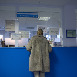Una mujer en el mostrador de un centro de salud, en una imagen de archivo.